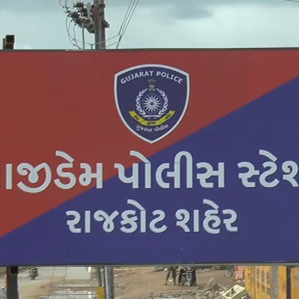 પોલીસને જોઈ બુટલેગરે કાર ભગાવી!:રાજકોટ-ભાવનગર હાઇવે પર દારૂના જથ્થા સાથે જતા ક્રેટાચાલકે અકસ્માત સર્જ્યો, એરબેગ ખૂલી જતા શખ્સને પોલીસે પકડ્યો