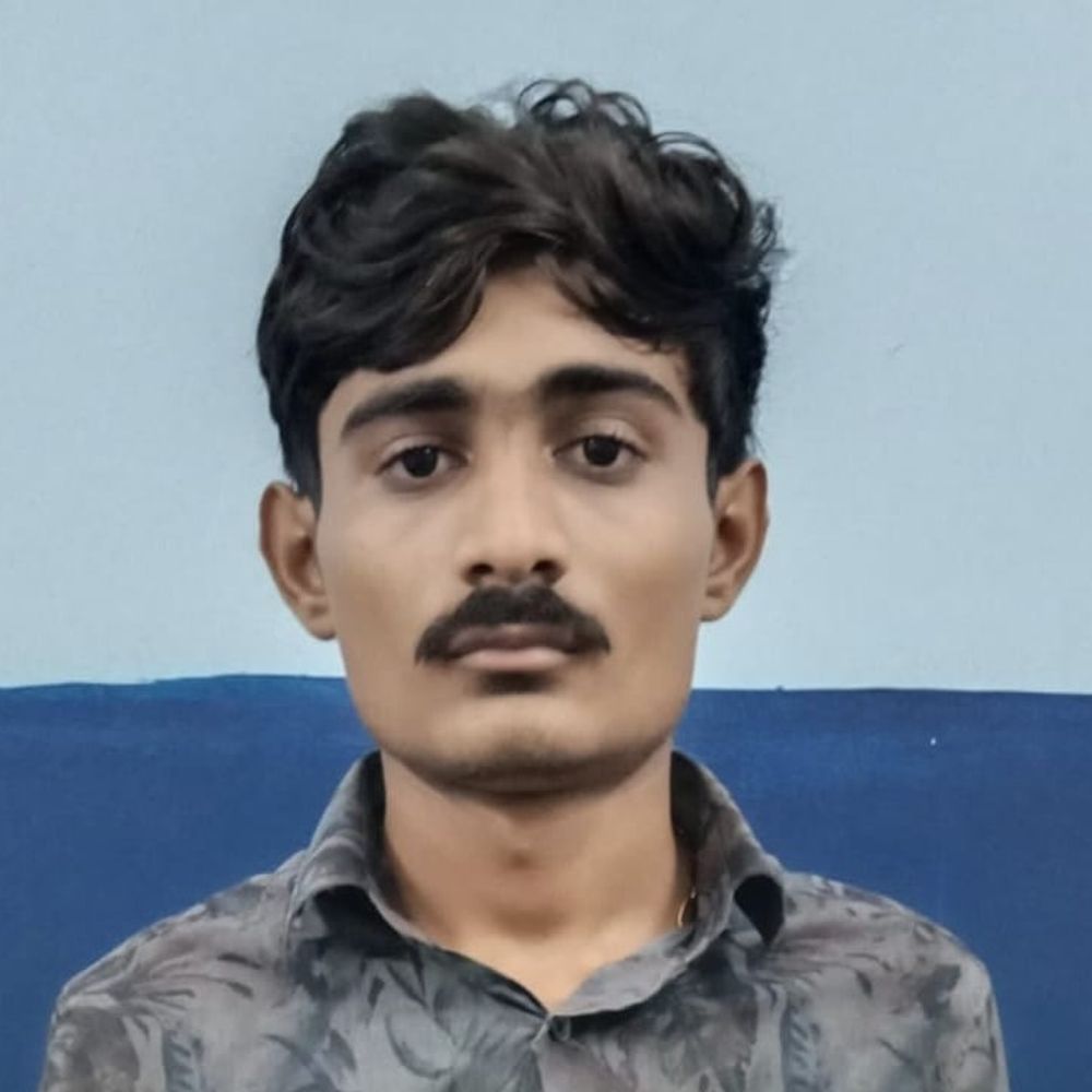 એક્સિડન્ટ કરી મારી નાખવાની ધમકી:સુરતમાં 15 વર્ષની વિદ્યાર્થિનીએ બોલવાનું બંધ કરતાં પ્રેમી-માનેલા ભાઈએ બુલેટ પર પીછો કર્યો; પ્રેમી, તેના મિત્રની ધરપકડ, માનેલા સગીર ભાઈની અટકાયત