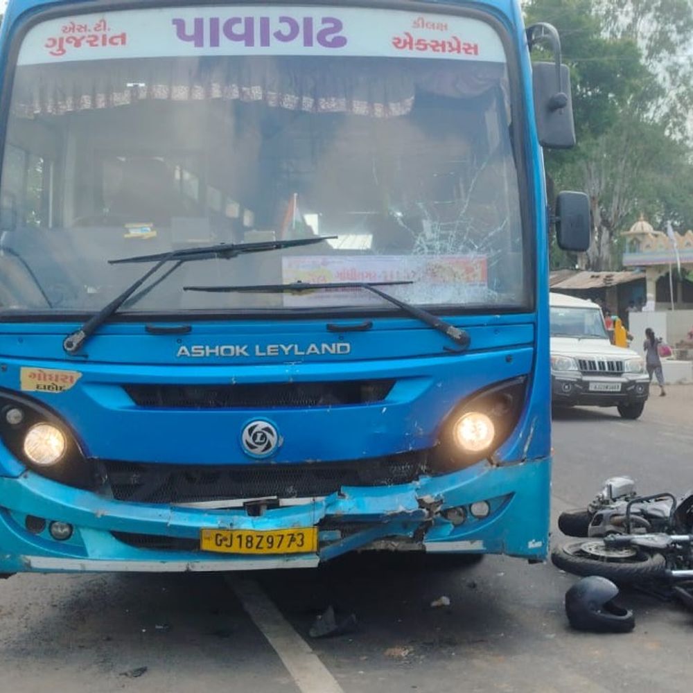 બસ-બાઇક વચ્ચે અકસ્માતમાં 2 યુવકોના મોત:મહિસાગરના હીરાપુર પાસેની ઘટના; ST બસની ટક્કરે એક યુવકે રોડ પર, બીજાએ હોસ્પિટમાં દમ તોડ્યો