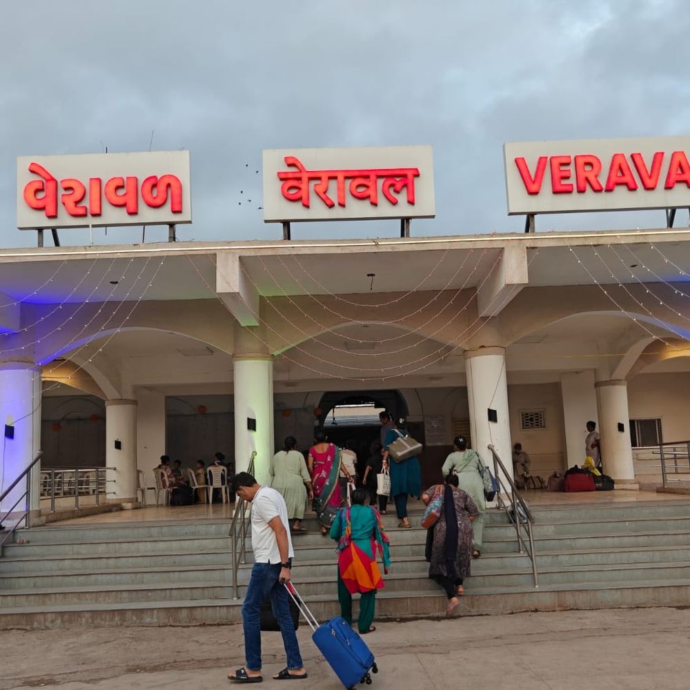 ટ્રેનમાં ભુલાયેલું ₹60 હજારનું લેપટોપ બેગ TTE એ પરત અપાવ્યું:ભાવનગર ડિવિઝનના TTE ની સતર્કતાથી જૂનાગઢના મુસાફરને સામાન મળ્યો