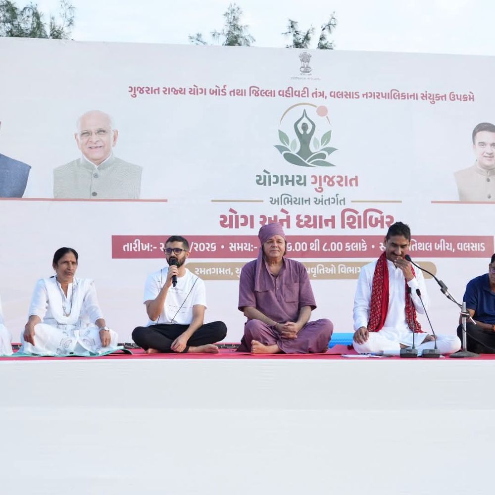 વલસાડમાં 3200થી વધુ લોકોએ યોગ શિબિરમાં ભાગ લીધો:તિથલના દરિયાકાંઠે સ્વસ્થ જીવનનો સંકલ્પ લીધો, શીશપાલજીએ યોગને જીવનનો હિસ્સો બનાવવા કહ્યું