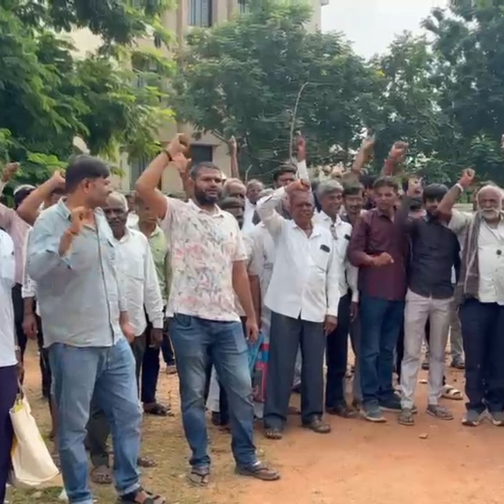 ખાનગી વીજ લાઇનના વળતર માટે ખેડૂતોએ નોટિસનો વિરોધ કર્યો:માળિયા-હળવદમાં MRC કમિટીમાં જોડાવા અપાયેલી નોટિસ સામે નારેબાજી કરી