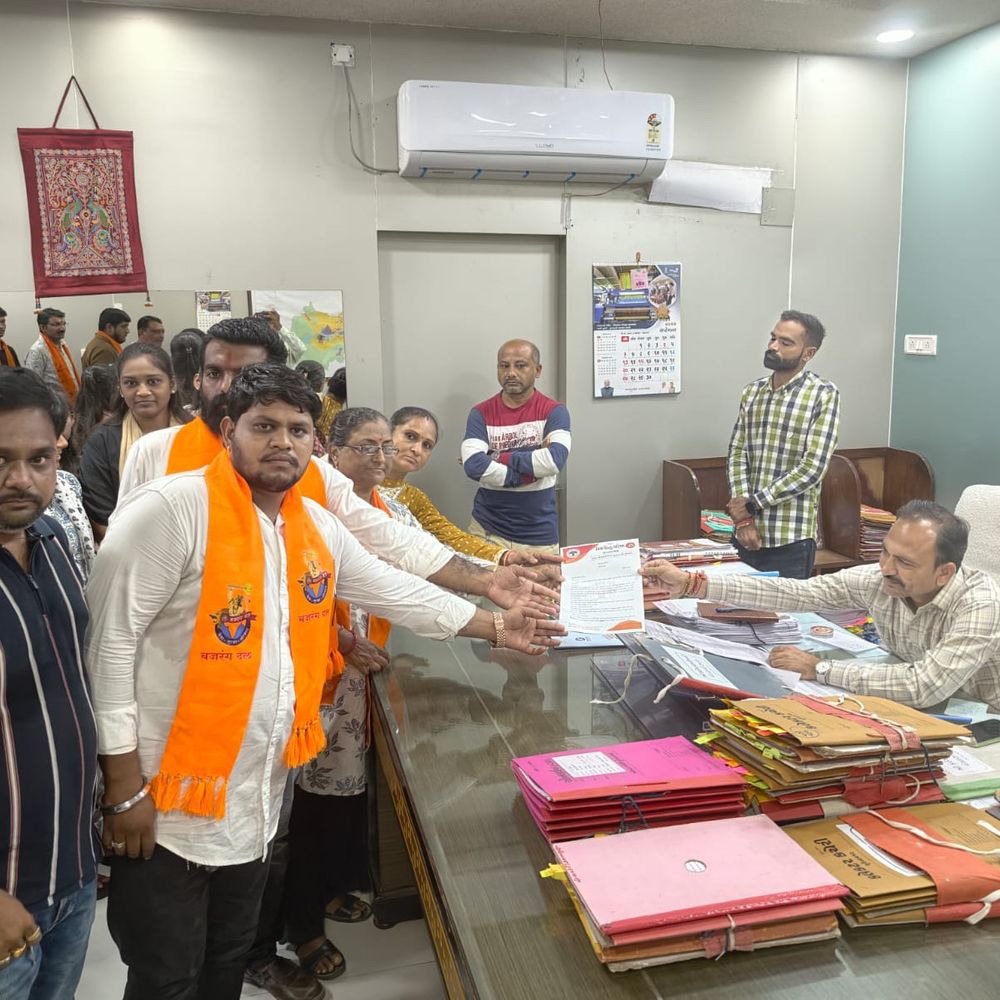 VHPની સુરેન્દ્રનગર જિલ્લા કલેક્ટરને રજૂઆત:ગરબામાં સુરક્ષા અને પવિત્રતા જાણવવાની માંગ; ઓળખપત્ર વગર ગરબામાં પ્રવેશ નહીં આપવાની રજૂઆત