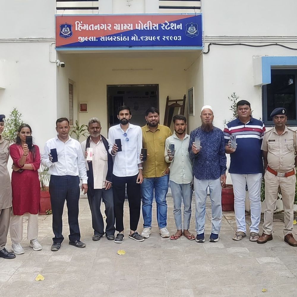 હિંમતનગર પોલીસે 8 ગુમ-ચોરી થયેલા મોબાઇલ શોધી માલિકોને પરત કર્યા:તેરા તુજકો અર્પણ કાર્યક્રમ અંતર્ગત 2.48 લાખનો મુદ્દામાલ અરજદારોને સોંપાયો