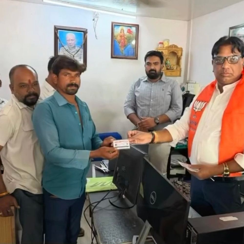 જાંબુઘોડામાં ‘સેવા સંકલ્પ અભિયાન’ હેઠળ લાભાર્થીઓને સહાય:જનસેવા કેન્દ્ર ખાતે પંચમહાલ જિ.ભા. પ્રમુખ મયંક દેસાઈ હાજર રહ્યા