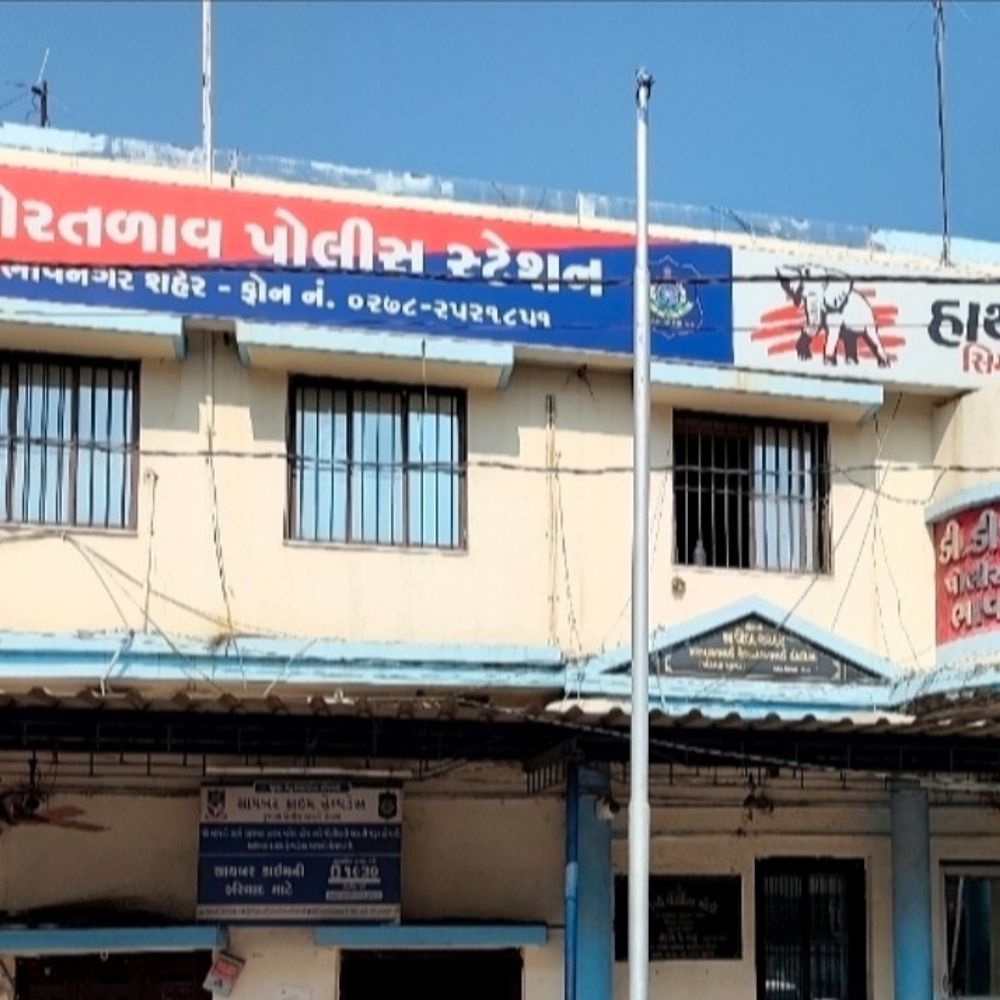 બોરળતાવમાં ઉછીના આપેલા રુપિયા પરત માંગતા રત્નકલાકારને ધમકી:મિત્રએ ઘરે જઈ પત્ની સામે જાનથી મારી નાખવાની ધમકી આપી, બે શખસ સામે પોલીસ ફરિયાદ