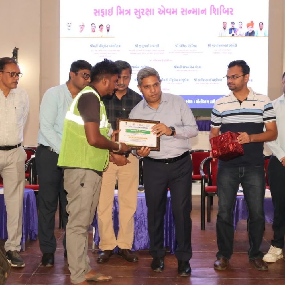 મોતીબાગ ટાઉનહોલ ખાતે સફાઈ મિત્ર સુરક્ષા એવમ સન્માન શિબિર યોજાઈ:શ્રેષ્ઠ સફાઈ કામદારો અને મનપાના સ્ટાફનું સન્માન કરી PPE કીટનું વિતરણ કરાયું