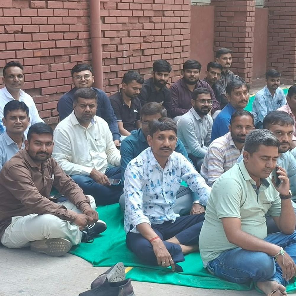 જમીન માપણી, સનદ સહિતના કામો ઠપ્પ: સ્ટેમ્પ ડ્યૂટી આવક બંધ, સરકારને મોટું નુકસાન.