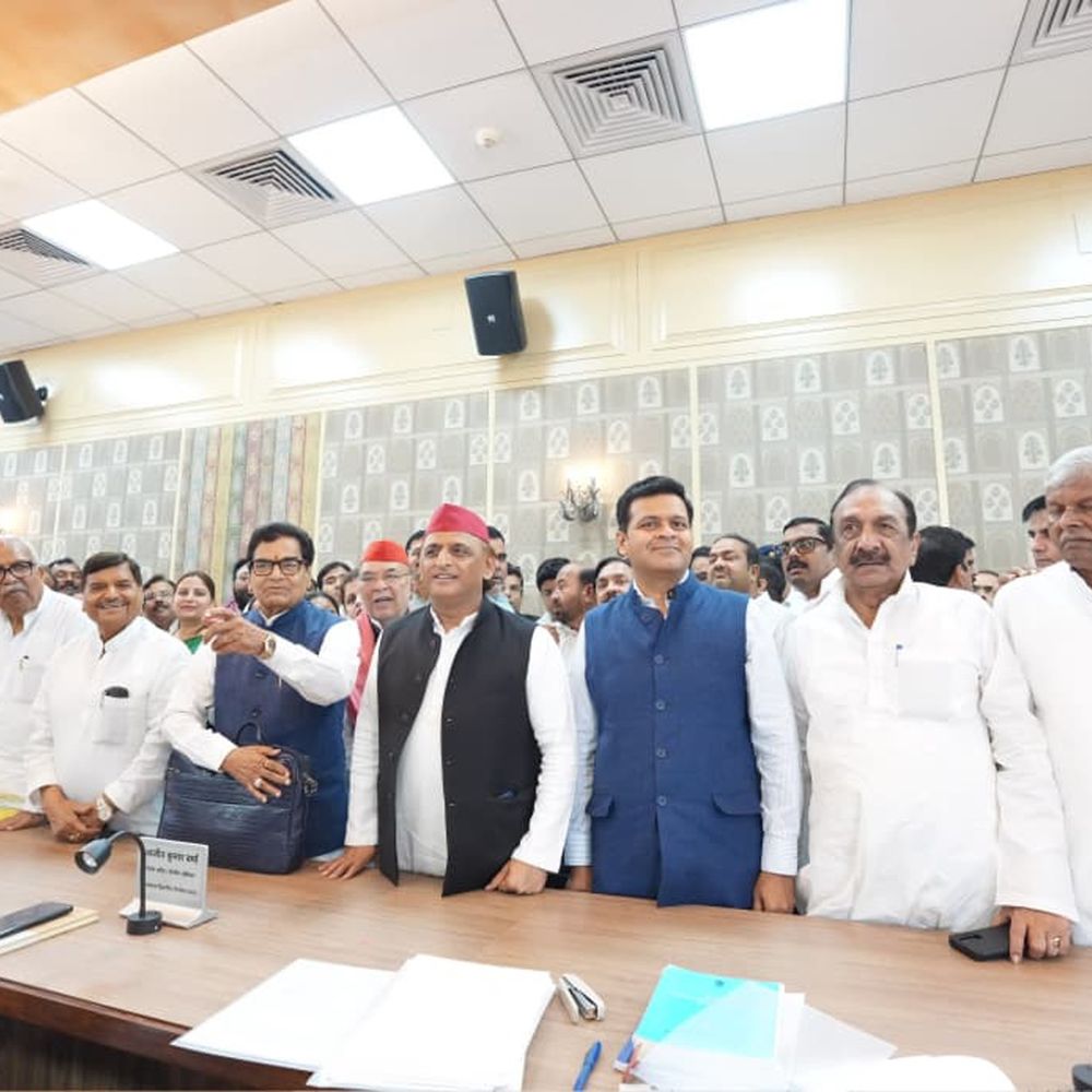 સમાજવાદી પાર્ટીના ઉમેદવાર બનતા અખિલેશ યાદવ હાજર રહ્યા:રિલાયન્સના ધનરાજ નથવાણીએ રાજ્યસભા માટે યુપીથી ફોર્મ ભર્યું