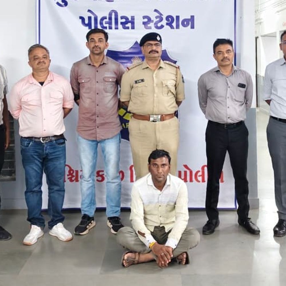 ભુજમાં દારૂના જથ્થા સાથે કારચાલક ઝડપાયો:એરફોર્સ કર્મચારી પાસેથી દારૂ મેળવ્યાનો ખુલાસો, ₹5.01 લાખનો મુદ્દામાલ જપ્ત