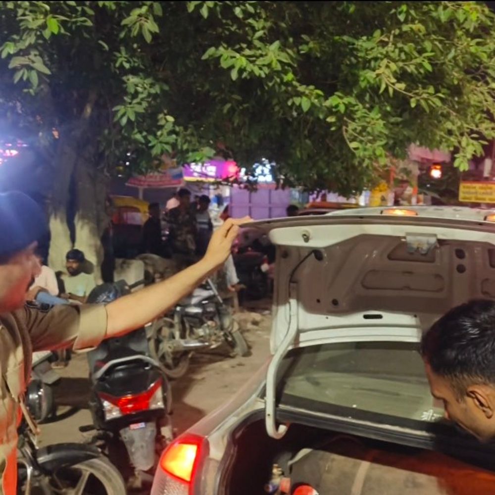 બોટાદમાં ટ્રાફિક નિયમ ભંગ કરનાર 30થી વધુ વાહનચાલકોને દંડ:ST ડેપો પાસે પોલીસે ફેન્સી નંબર પ્લેટ અને બ્લેક ફિલ્મવાળી કાર તપાસી