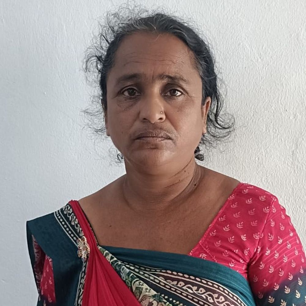 મરોલીના બોરસી માછીવાડમાંથી મહિલા બુટલેગર દારૂ સાથે ઝડપાઈ:સ્ટેટ મોનિટરિંગ સેલે 2.10 લાખથી વધુનો વિદેશી દારૂ જપ્ત કર્યો, સપ્લાયર વોન્ટેડ