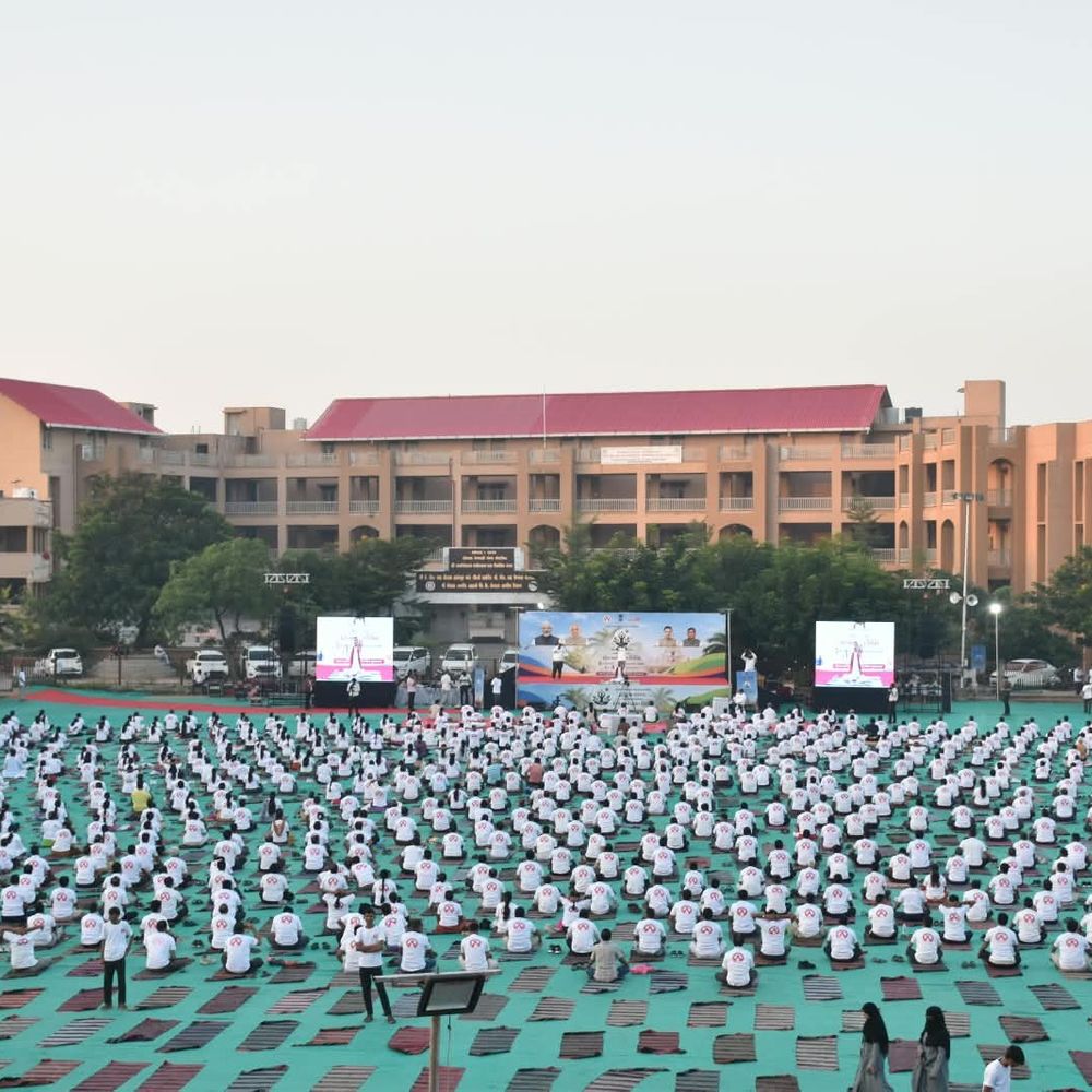 મોડાસામાં ગુજરાત યોગ બોર્ડના ચેરમેન શીશપાલજીએ યોગાભ્યાસ કરાવ્યો:સેવા સંકલ્પ અભિયાન અંતર્ગત અધિકારીઓ અને નગરજનોએ ઉત્સાહભેર ભાગ લીધો