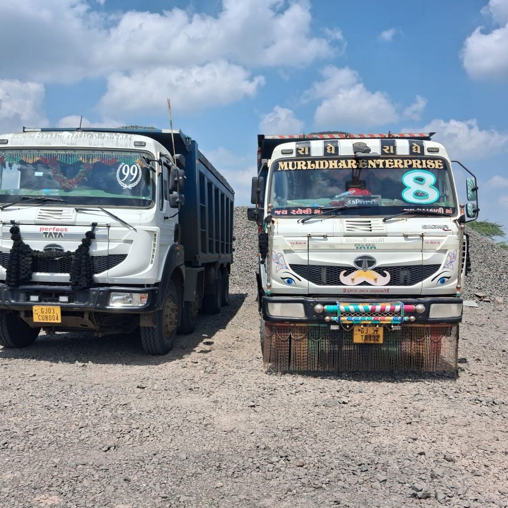 કાલાવડ- નિકાવા રોડ પર 3 ડમ્પર અટકાવાયા:બે ડમ્પરમાં બિનઅધિકૃત બ્લેકટ્રેપ, એકમાં ઓવરલોડ; ₹90 લાખનો મુદ્દામાલ જપ્ત