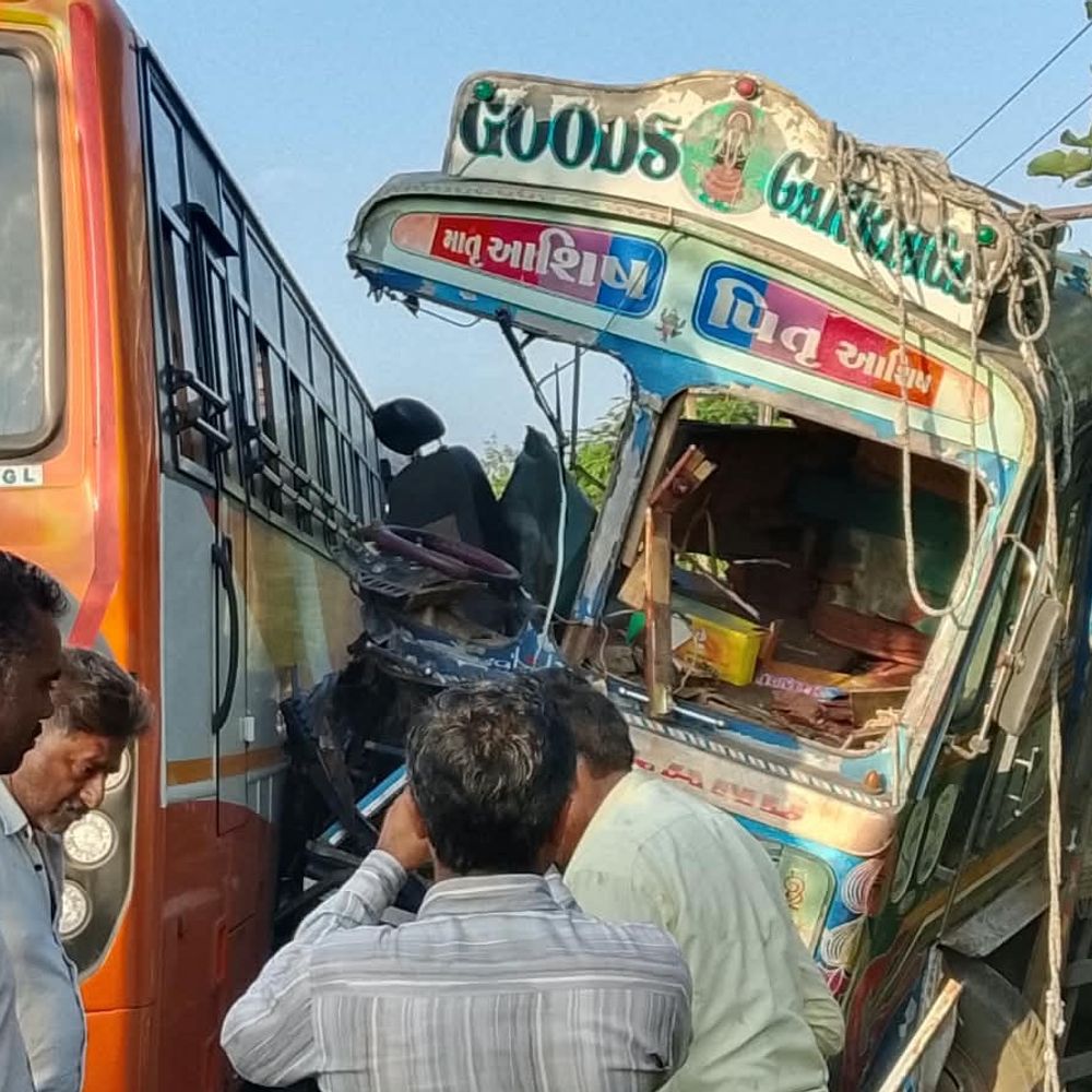 બેડીયા પાસે બસ-ટ્રક વચ્ચે ટક્કરમાં બે લોકોના મોત:ટ્રક ચાલક સહિત 2 લોકોએ જીવ ગુમાવ્યો, ST ડ્રાઈવર ગંભીર; 16 ઈજાગ્રસ્ત
