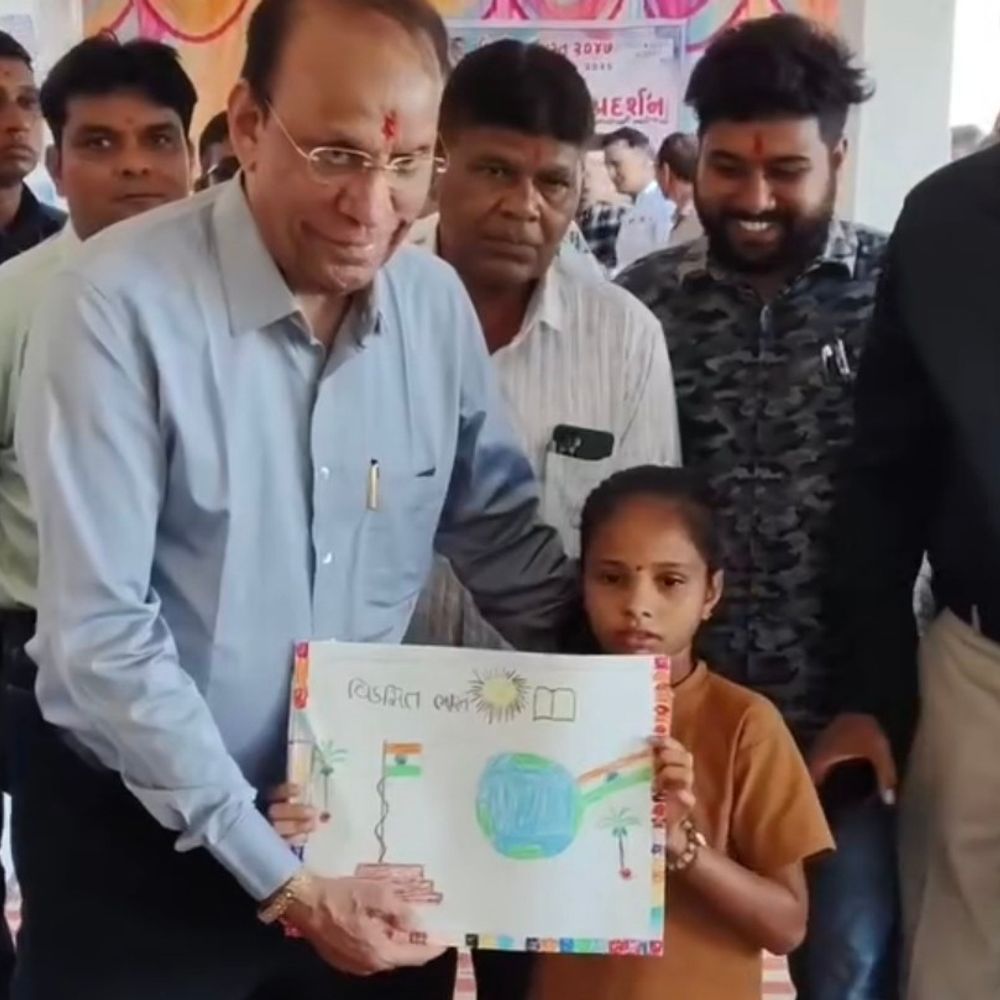શહેરામાં આંગણવાડી બાળકોને ફળો-બિસ્કિટ અપાયા:સેવા સંકલ્પ અભિયાન હેઠળ કંપાસ બોક્સનું વિતરણ, આશા બહેનોનું સન્માન કરાયું