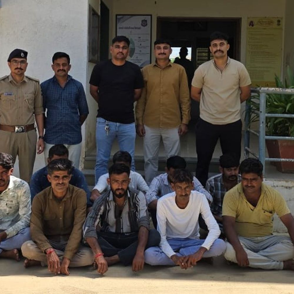 વાયોર પોલીસે જુગારધામ પર દરોડો પાડ્યો:અબડાસામાંથી 9 જુગારી ઝડપાયા, 11,550 રોકડા અને ધાણી-પાસા જપ્ત