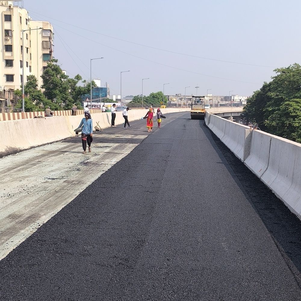 પૂર્વ મેયર દક્ષેશ માવાણીની આકરી ટકોર બાદ પાલિકા તંત્રમાં દોડધામ:6 મહિનાથી ખોરંભે પડેલા કતારગામ રત્નમાલા બ્રિજના બાકી હિસ્સાનું કામ તાબડતોબ શરૂ