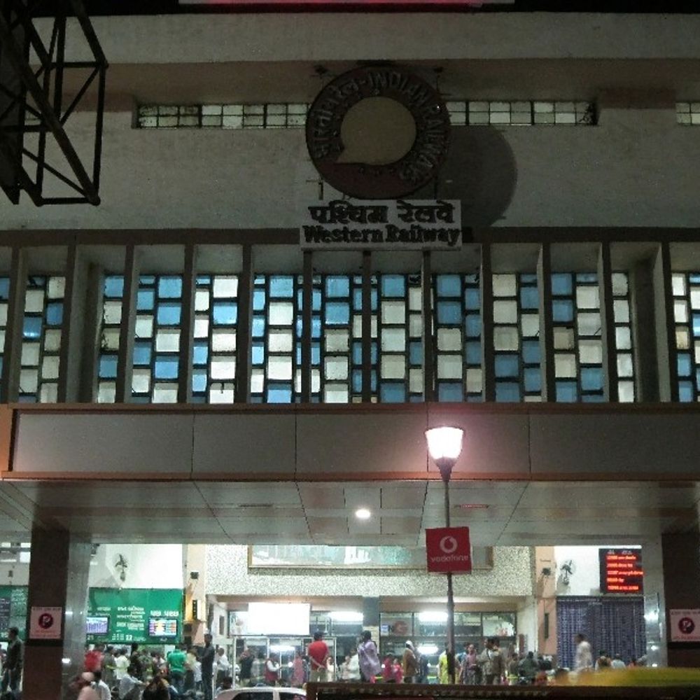 અમદાવાદ ડિવિઝને ઈ-નીલામી દ્વારા નોન-ફેર આવક વધારવા કરારો કર્યાં:રેલવે સ્ટેશનો પરની 30 પાણીની ટાંકીઓ પર 5 વર્ષ માટે વોલ પેઈન્ટિંગ દ્વારા જાહેરાત પ્રદર્શિત કરાશે, 22.12 લાખની આવક