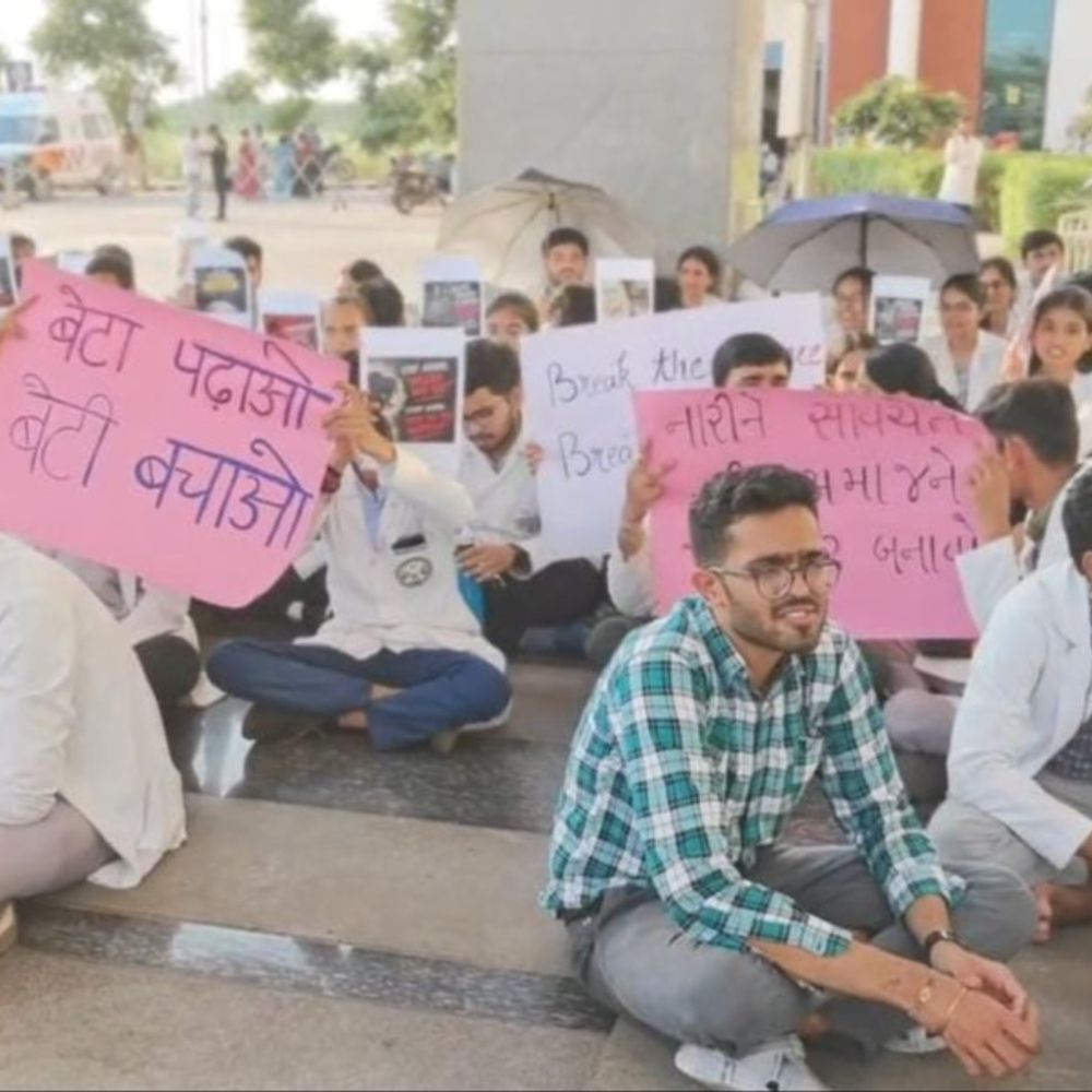 રાજકોટ AIIMSનાં તબીબોની હડતાળ:મહિલા ઇન્ટર્ન ડોક્ટરની છેડતીનાં આક્ષેપ, 'WE Want Justices'ના બેનરો સાથે સૂત્રોચ્ચાર; જવાબદારો સામે કાર્યવાહીની તંત્રએ આપી ખાતરી