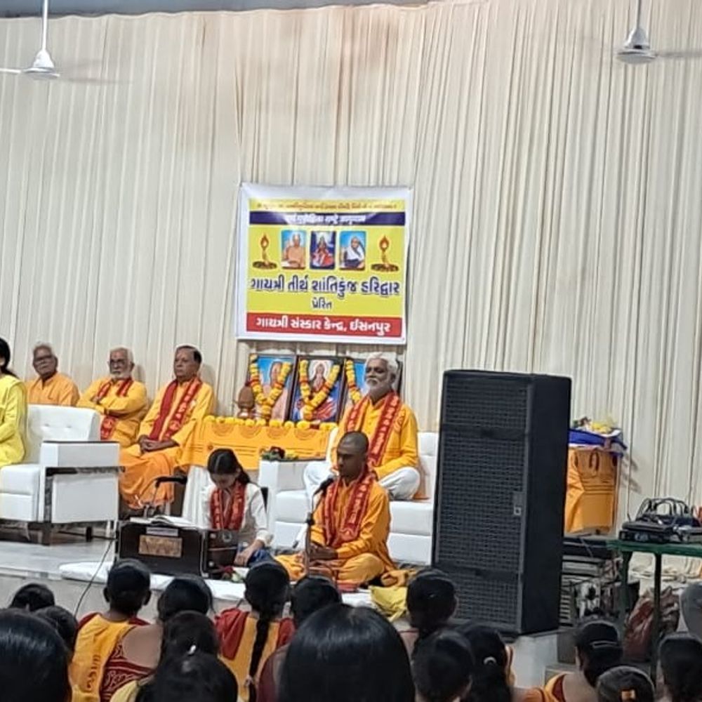 ગાયત્રી પરિવાર ઇસનપુર દ્વારા પારિવારિક સંમેલન યોજાયું:મણિનગરના આવકાર હોલમાં 400થી વધુ લોકો હાજર રહ્યા, ગુરુજી-દીદીએ માર્ગદર્શન આપ્યું