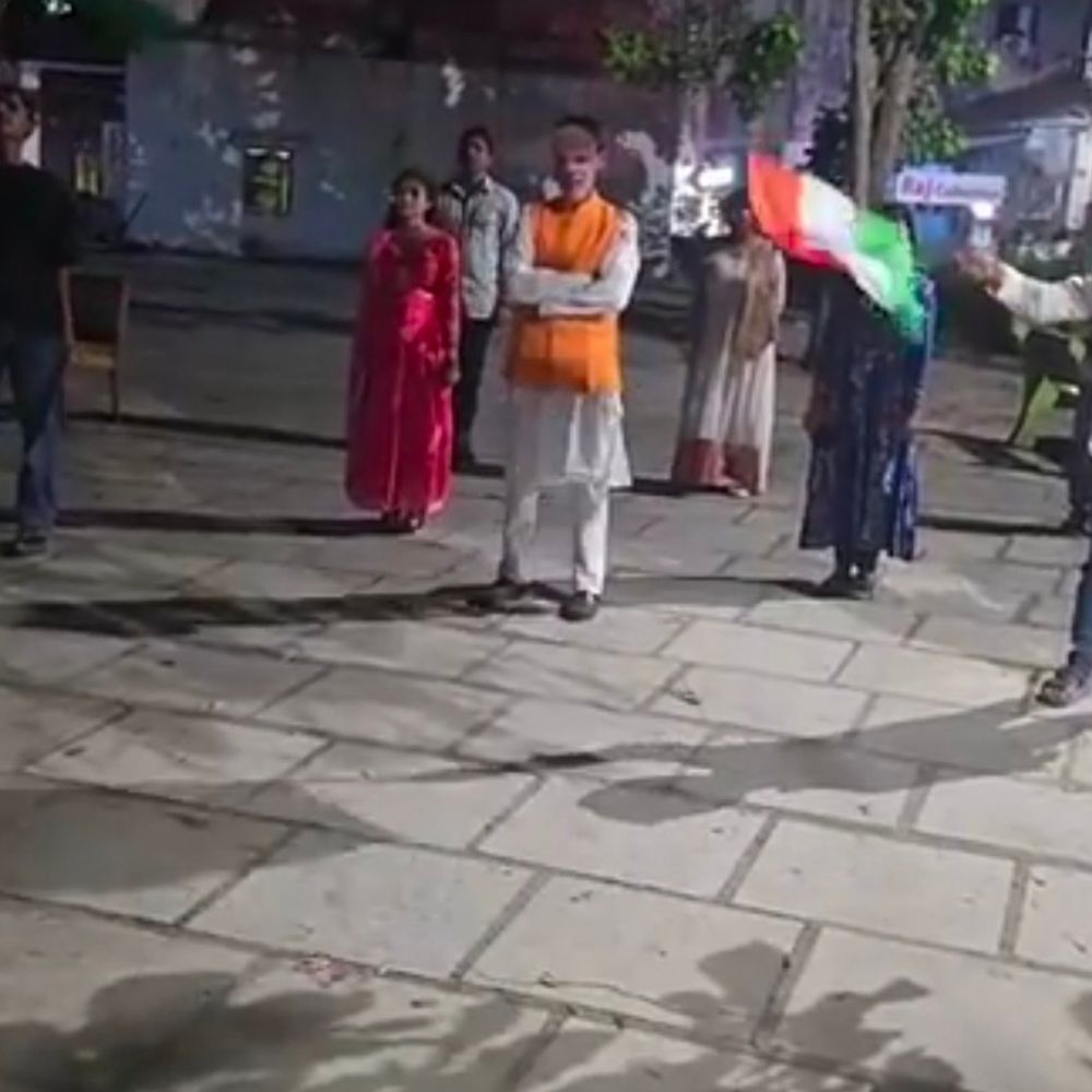 વલસાડના હાલર તળાવે ‘નમો ગાથા’ શ્રેણી અંતર્ગત શેરી નાટક યોજાયું:નાટક દ્વારા સામાજિક સંદેશાઓ અપાયા, મોટી સંખ્યામાં લોકો જોવા ઉમટ્યા