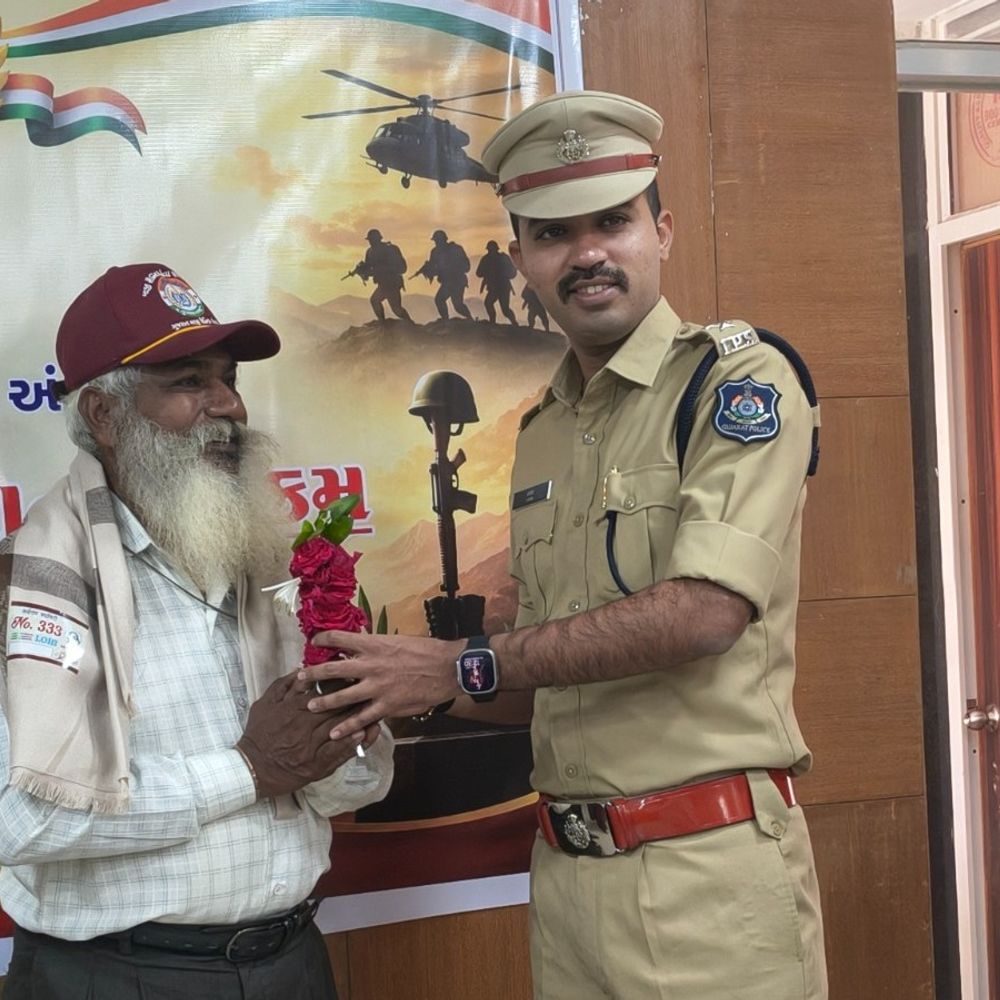 મહીસાગરમાં શહીદ પરિવારો અને વીર જવાનોનું સન્માન કરાયું:કલેક્ટર કચેરી ખાતે ‘સેવા મેરા યોગદાન’ અંતર્ગત કાર્યક્રમ યોજાયો