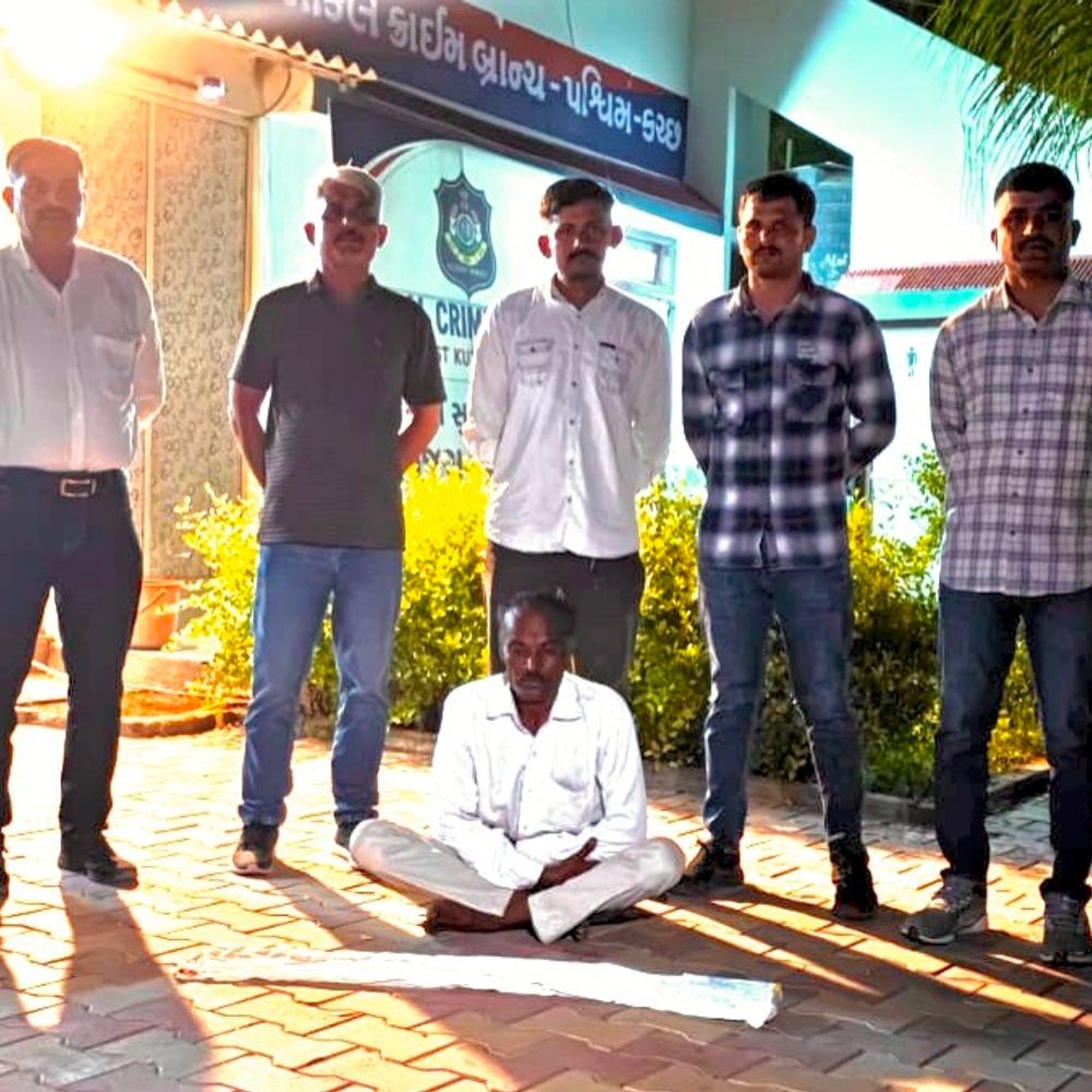 માનકુવામાં લાઇસન્સ વિના દેશી બંદૂક સાથે શખ્સ ઝડપાયો:પશ્ચિમ કચ્છ LCBએ ઢોરી ગામના કમાલ સુમરાને પકડ્યો, વધુ તપાસ ચાલુ