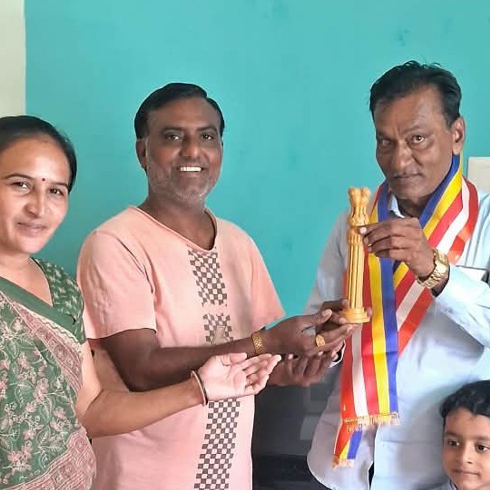જીતુ પરમાર 38 વર્ષની સેવા બાદ નિવૃત્ત થયા:બોટાદમાં સમાજ કલ્યાણ અધિકારીને સન્માન સાથે વિદાય અપાઈ, પંચશીલ અને અશોકસ્તંભ ભેટ અપાયા