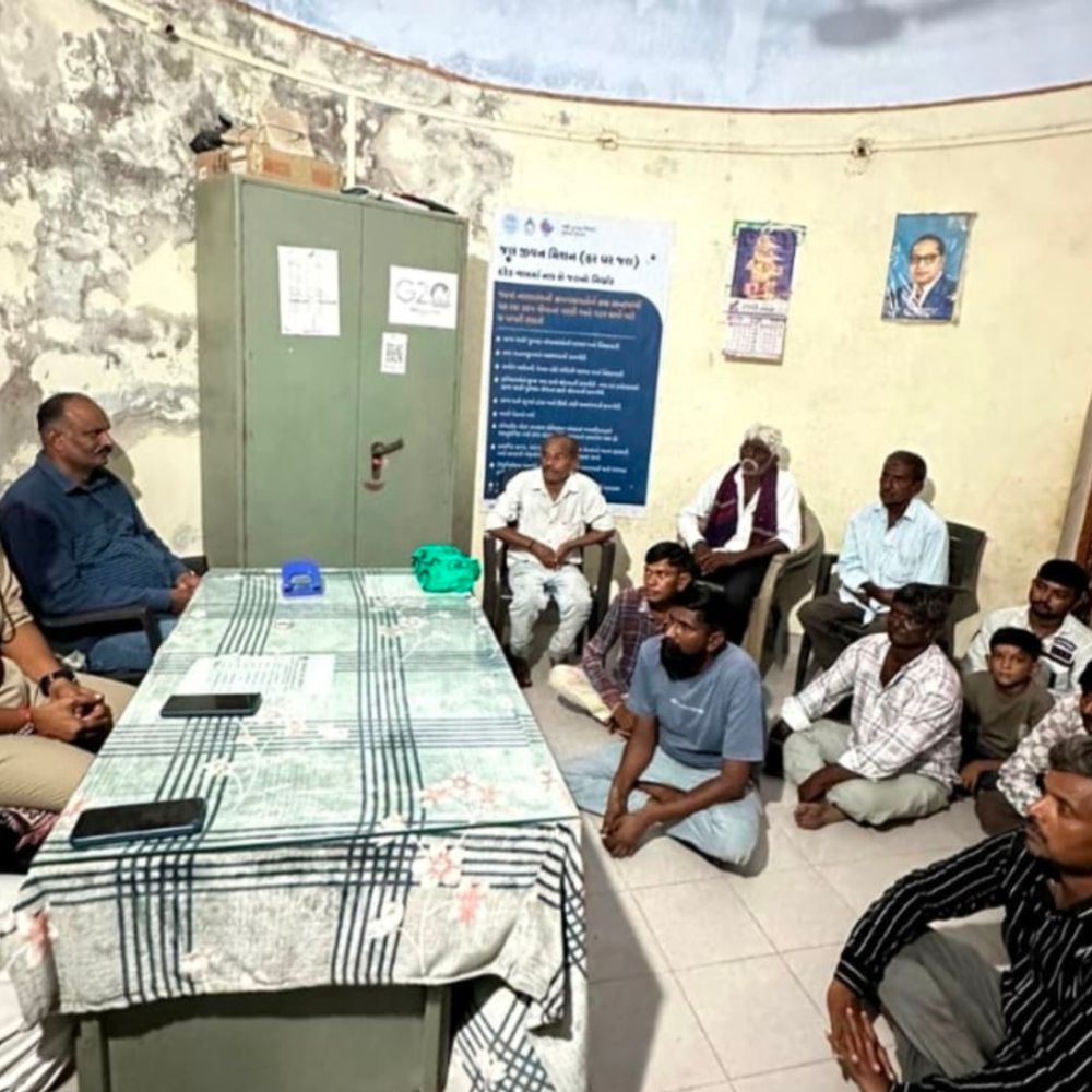 પાળીયાદ પોલીસ સ્ટેશન દ્વારા બાબરકોટમાં લોક દરબાર યોજાયો:PI રાઠોડ અને PSI ગોહિલે આગેવાનો-વડીલો સાથે પ્રશ્નોની ચર્ચા કરી