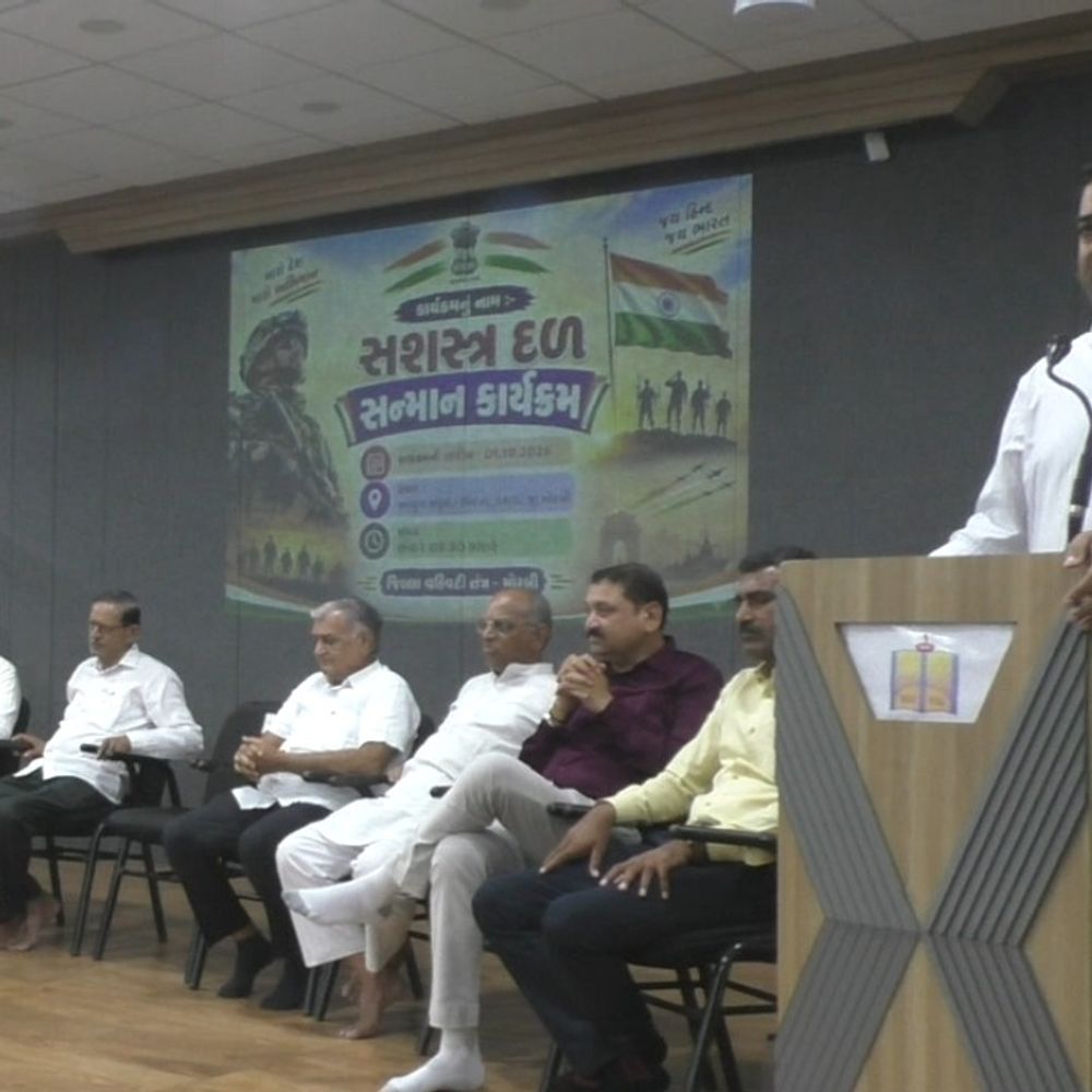 મોરબીમાં શહીદ જવાનોના પરિવારનું સન્માન કરાયું:નવયુગ સંકુલ ખાતે પ્રભારી મંત્રી અને સાંસદની હાજરીમાં સન્માન સમારોહ યોજાયો