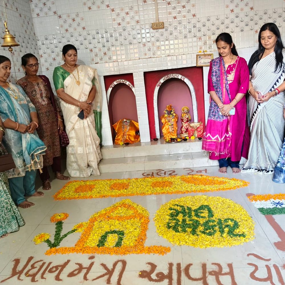 બીલીમોરામાં 'સેવા ને સંગ રાષ્ટ્ર ને સંગ' રંગોળી સ્પર્ધા યોજાઈ:દેવસર, એમ.વી. મિસ્ત્રી અને ઓરિયા મોરિયા શાળાને રોકડ ઈનામ અપાયા