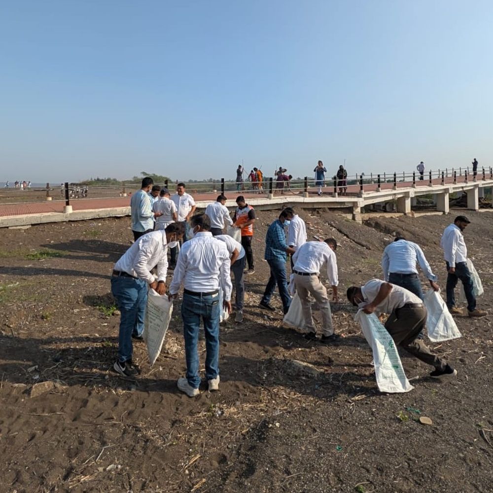 વલસાડમાં ગાંધી જયંતિએ બાપુને પુષ્પાંજલિ અર્પણ કરાઈ:જિલ્લા પંચાયત પ્રમુખ હેતલબેન પટેલ અને સાંસદ ધવલ પટેલે ગાંધી લાઇબ્રેરી ખાતે પ્રતિમાને નમન કર્યા