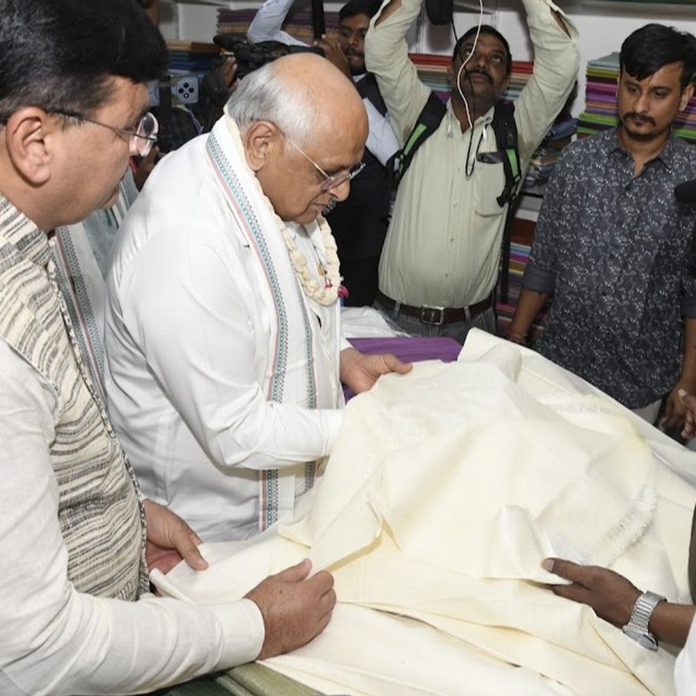 ‘ખાદી ફોર ફેશન, ખાદી ફોર નેશન’:ગાંધીનગરમાં CM ભૂપેન્દ્ર પટેલે ખાદી હાટમાંથી વસ્ત્રો ખરીદ્યાં, ડિજિટલ પેમેન્ટથી કારીગરોને આર્થિક આધાર આપવાનો સંદેશ