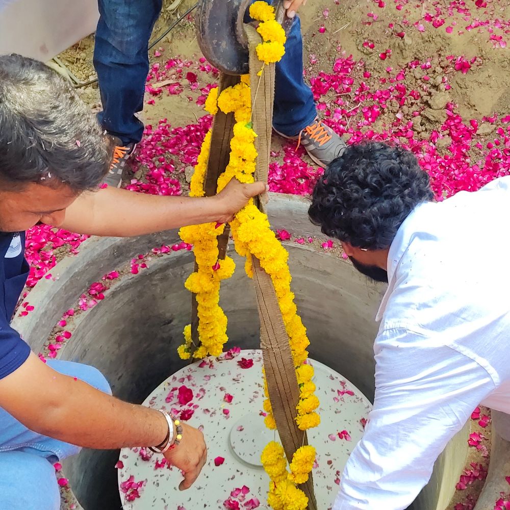 વડોદરાની લાગણીઓ ‘ટાઈમ કેપ્સ્યૂલ’માં કેદ, 2051માં ખુલશે આજની યાદો:VCCI કોમર્શિયલ કોમ્પ્લેક્સ સામે ગ્રીન કોરિડોર ખાતે વૈદિક મંત્રોચ્ચાર સાથે ટાઈમ કેપ્સ્યૂલ જમીનમાં ઉતારવામાં આવી, 50 કસ્ટોડિયનને જવાબદારી સોંપાઈ