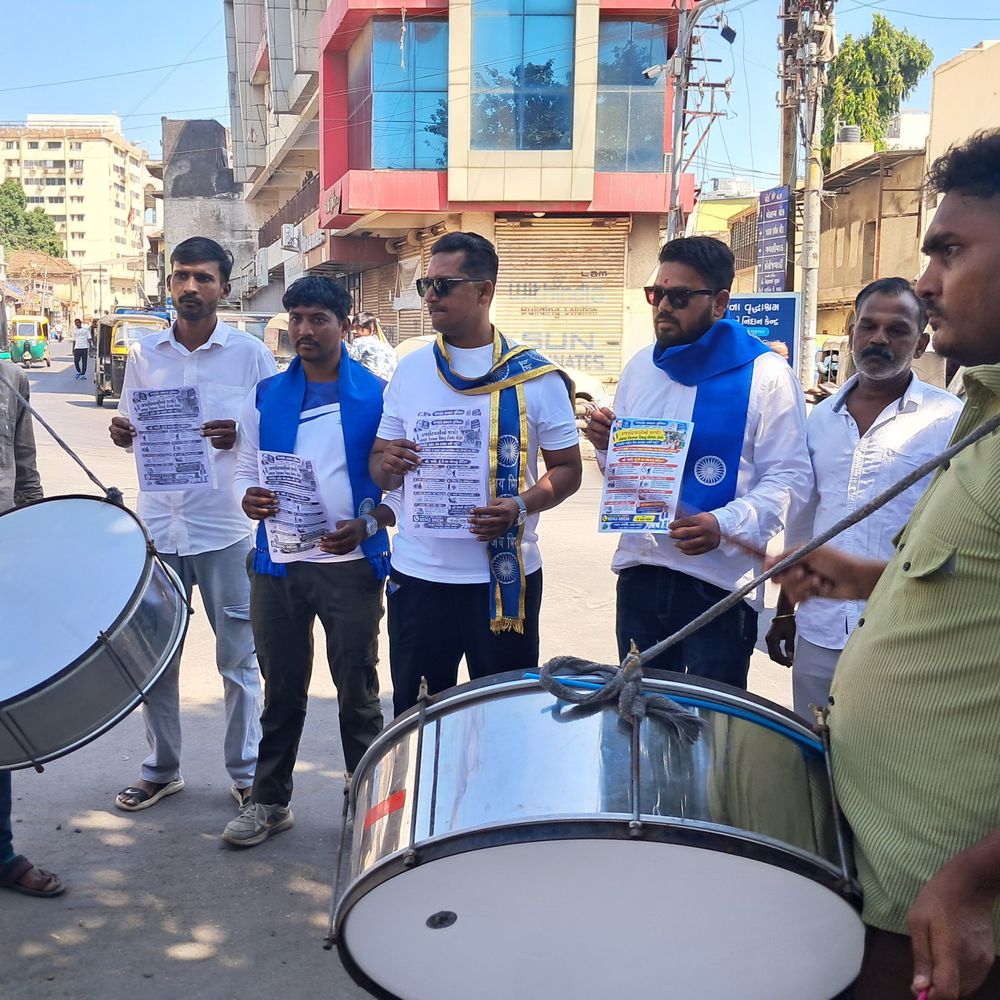 મનપા કમિશનર સામે કામદાર યુનિયને બાંયો ચડાવી:ઢોલ વગાડી અનોખો વિરોધ, કહ્યું- ભ્રષ્ટ અધિકારી અને કર્મચારીઓનાં નામ LED સ્ક્રીન પર ક્યારે જાહેર કરશો?