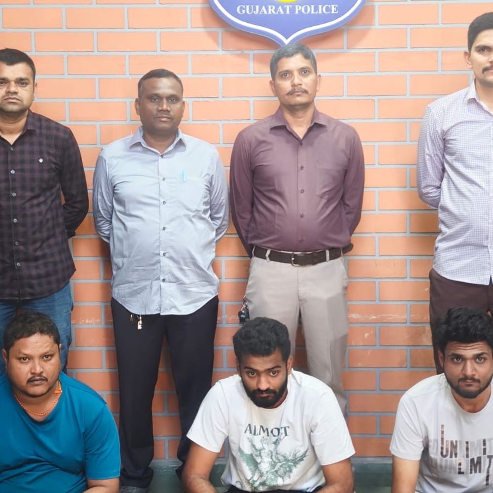 અલથાણમાં ફિલ્મી સ્ટાઈલથી અપહરણ:દીકરીએ વાત કરવાનું બંધ કરતા ઉશ્કેરાયેલા બિલ્ડર પુત્રે પિસ્તોલની અણીએ વેપારી પિતાનું અપહરણ કર્યું