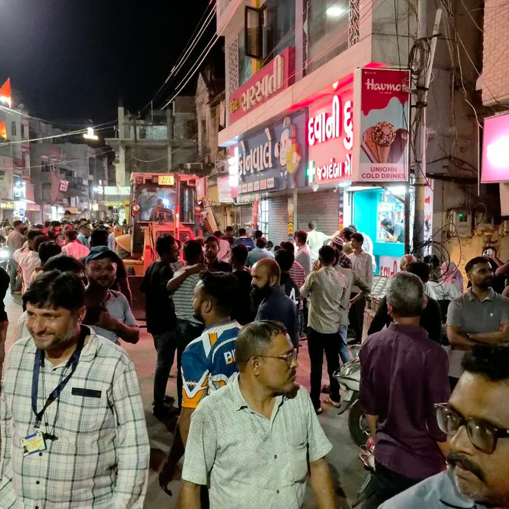 રાજપીપળામાં ગટર લાઇન આધુનિકીકરણ: દબાણો દૂર થતાં વેપારીઓ અને પાલિકા વચ્ચે ઘર્ષણ, 25 દુકાનોના પગથિયાં તોડાયાં