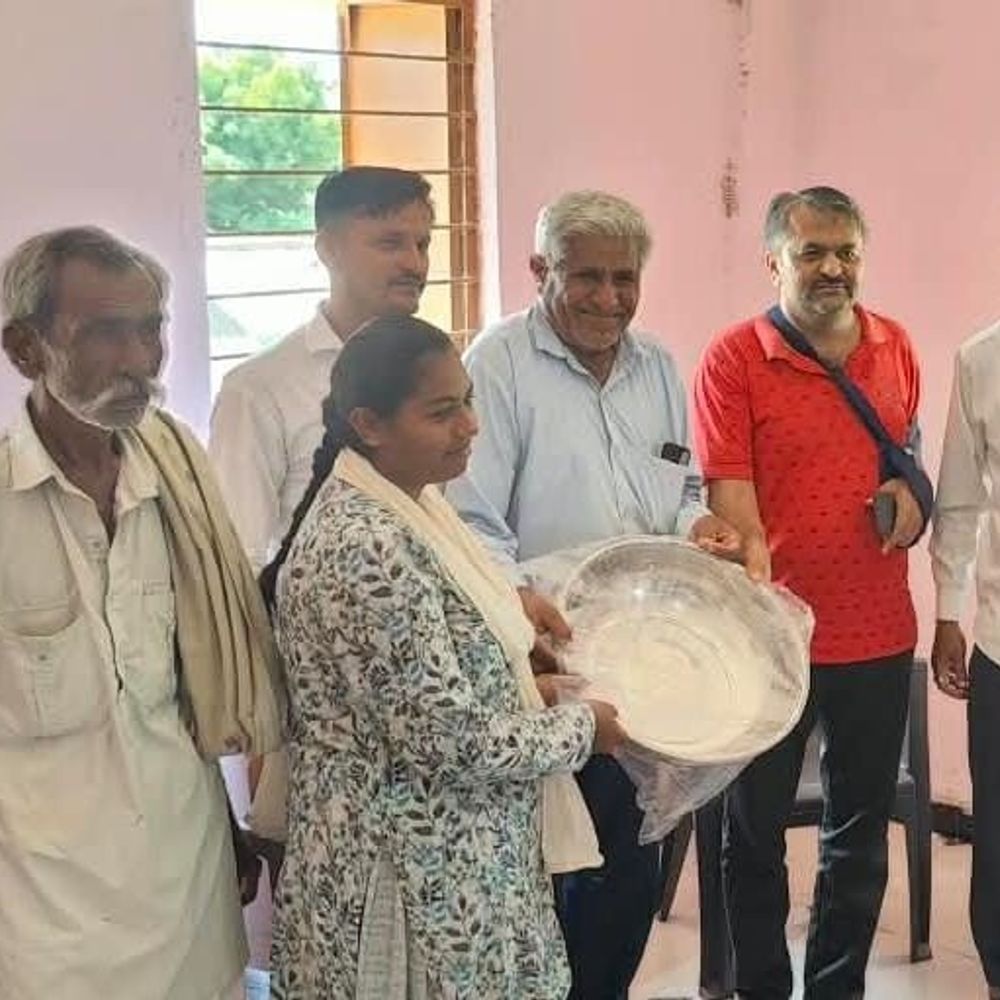 નીરોણા ગામમાં દીકરીઓની પ્લાસ્ટિક મુક્તિ પહેલ:ગાંધી જયંતિએ ગ્રામસભામાં વિકાસનો સંકલ્પ લેવાયો, 17 લાભાર્થીઓને પ્લોટ અપાયા