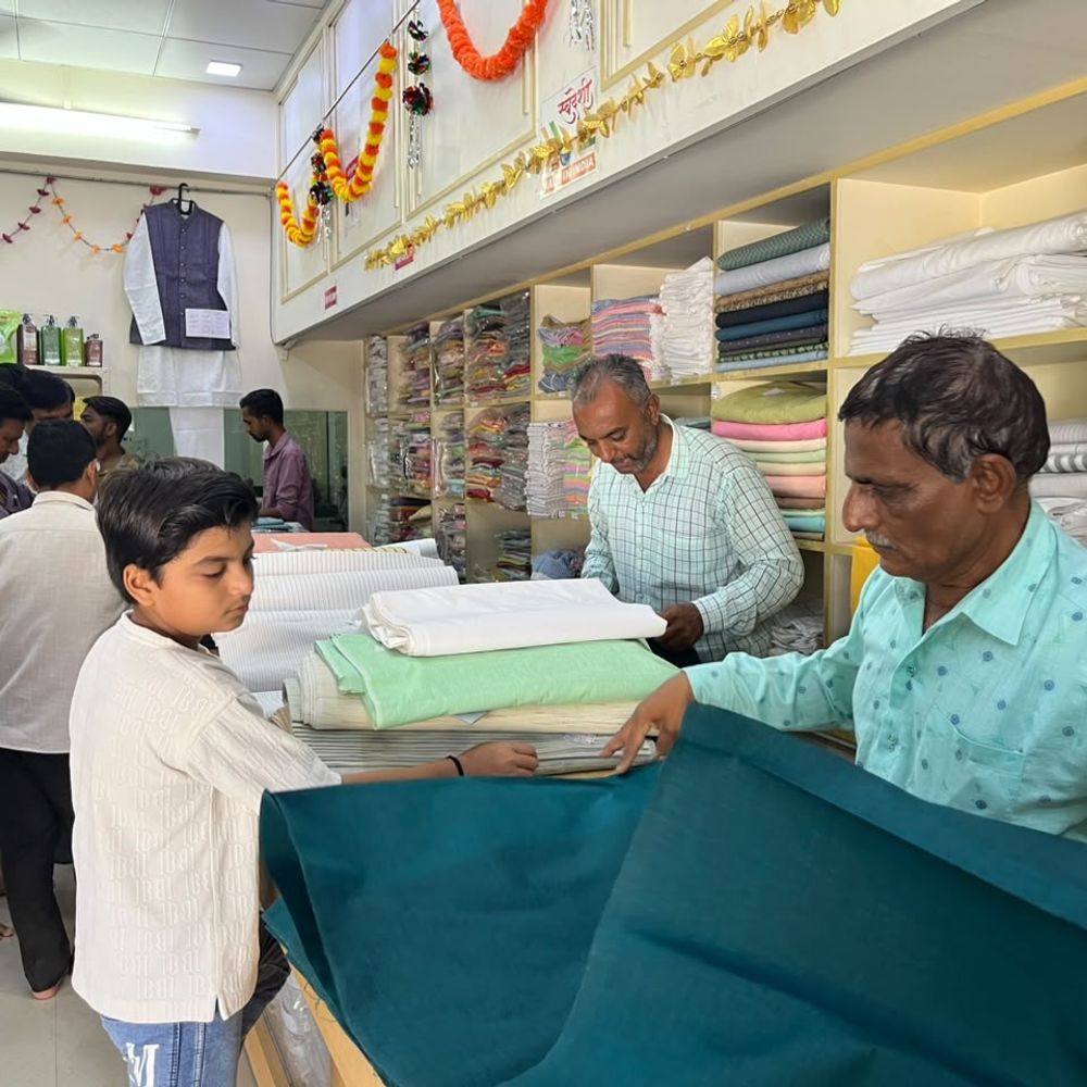 પાટડીમાં ખાદીનું વેચાણ વધ્યું, 200 પરિવારોને રોજગારી:વર્ષ 2025-26માં ₹90 લાખની કોટન અને પોલીવસ્ત્ર ખાદીનું ઉત્પાદન;ગ્રામોદ્યોગના વિકાસથી પ્રદેશ આત્મનિર્ભર