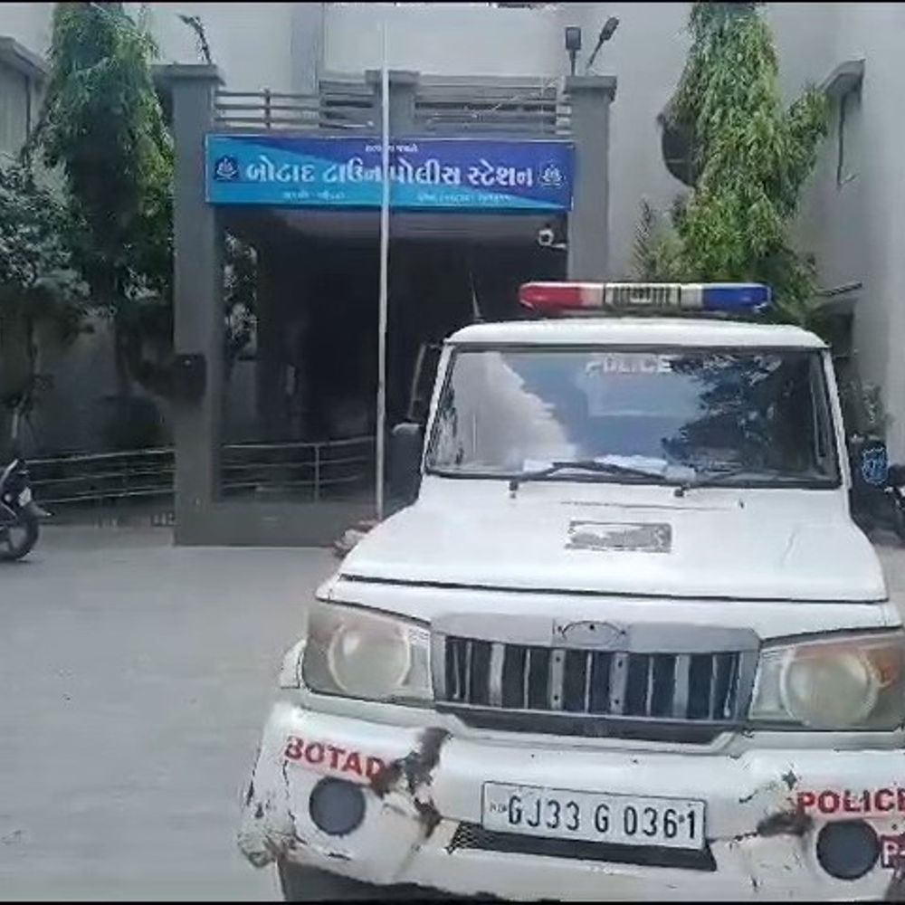 બોટાદમાં ખાણખનીજ અધિકારીઓની રેકી કરી લોકેશન શેર કર્યું:સરકારી વાહનોના ફોટા અને લોકેશન વોટ્સએપ ગ્રુપમાં શેર કરવાના આરોપમાં 6 સામે ફરિયાદ
