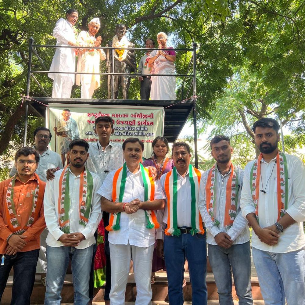 સુરેન્દ્રનગરમાં કોંગ્રેસે બાપુને શ્રદ્ધાંજલિ આપી, દર્દીઓને ફળ વહેંચ્યા:ગાંધી હોસ્પિટલ ખાતે ગાંધીજીની પ્રતિમાને ખાદીની આંટી પહેરાવી, 'વૈષ્ણવ જન' ભજન ગવાયું