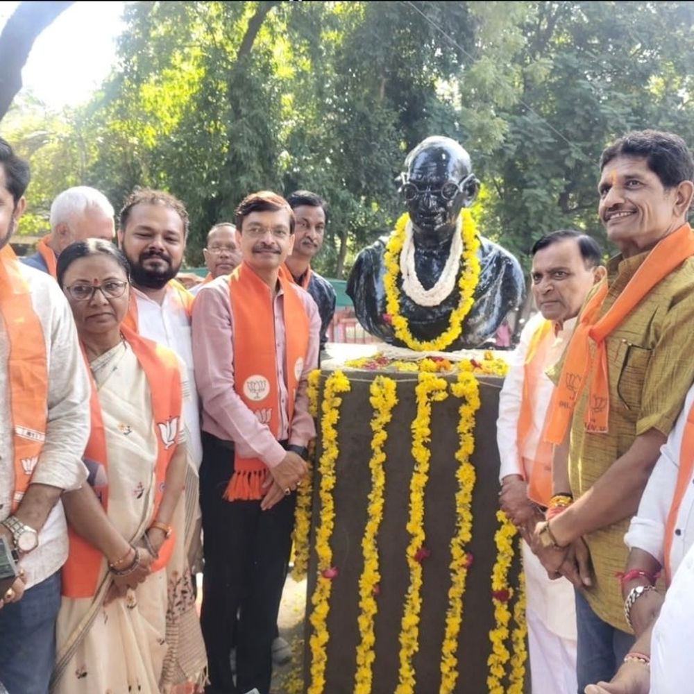 ગાંધી જયંતીએ ગોધરામાં ભાજપ દ્વારા સેવાકીય કાર્યક્રમો યોજાયા:રાષ્ટ્રપિતા મહાત્મા ગાંધીજીને વંદન સાથે સ્વચ્છતા અભિયાન અને પુષ્પાંજલિ