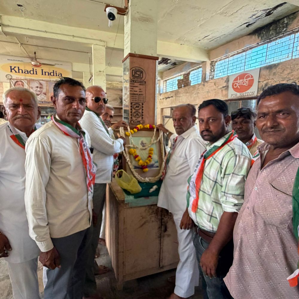 ગઢડામાં ગાંધીજીની જન્મ જયંતીની ઉજવણી:કોંગ્રેસ સમિતિ દ્વારા ગ્રામ ઉદ્યોગ ખાતે ખાદીની ખરીદી પણ કરાઈ