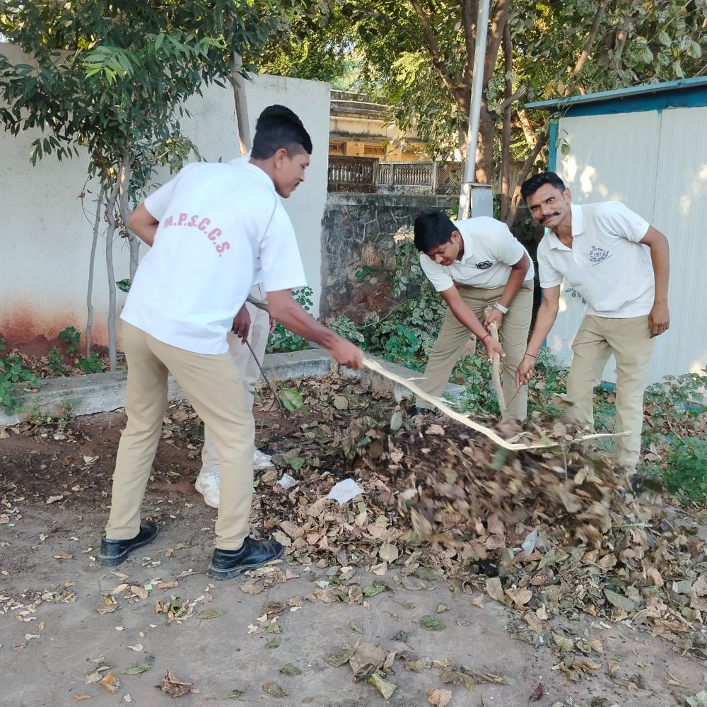 સુરેન્દ્રનગર હોમગાર્ડ યુનિટ કચેરી ખાતે ગાંધી જયંતિ ઉજવાઈ:સત્ય, અહિંસા, શિસ્ત અને સેવાભાવના માર્ગે રાષ્ટ્રસેવાનો સંકલ્પ લેવાયો