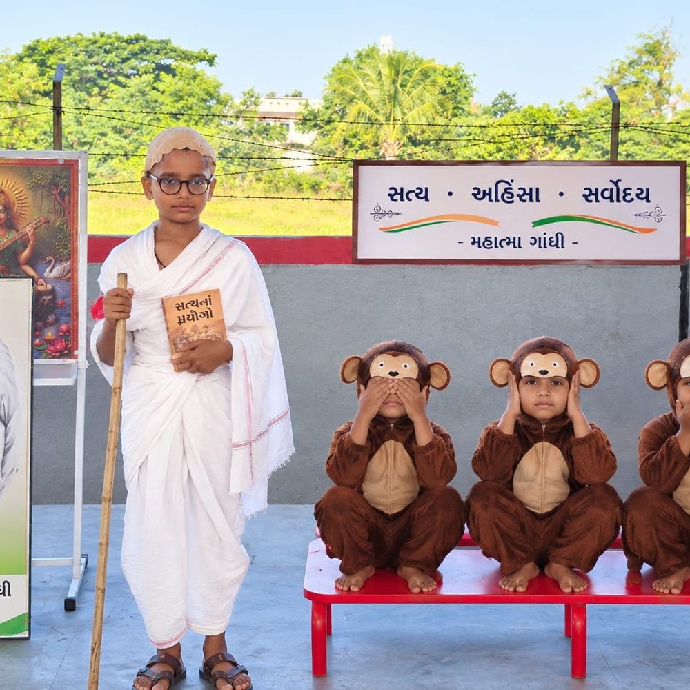 પરિયા પ્રાથમિક શાળામાં ગાંધી જયંતિની ઉજવણી કરાઈ:બાળકોએ નાટક, કાગળ કામ જેવી પ્રવૃત્તિઓ કરી; દાતાએ બિસ્કિટ આપ્યા