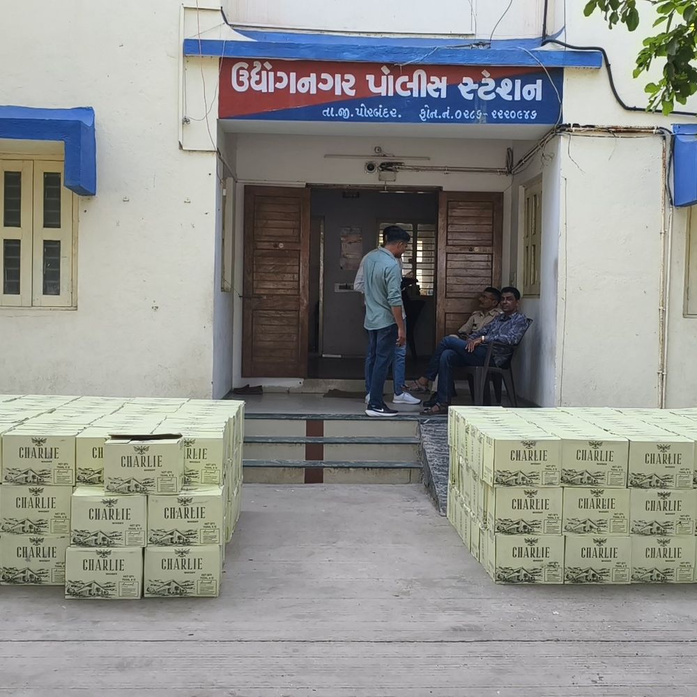 કોલીખડા નજીકથી 2,748 બોટલ વિદેશી દારૂ ભરેલું પીકઅપ ઝડપાયું:રૂ.22.86 લાખનો મુદ્દામાલ કબજે, બે આરોપીઓ ફરાર