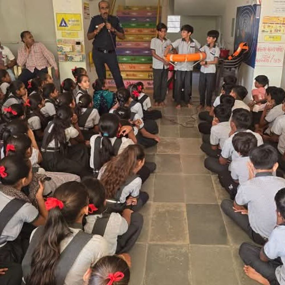 શાળા નંબર 6માં ફાયર સેફ્ટીની તાલીમ અપાઈ:સુરેન્દ્રનગર મહાનગરપાલિકાની ફાયર ટીમે 318 વિદ્યાર્થીઓ અને 8 શિક્ષકોને માર્ગદર્શન આપ્યું
