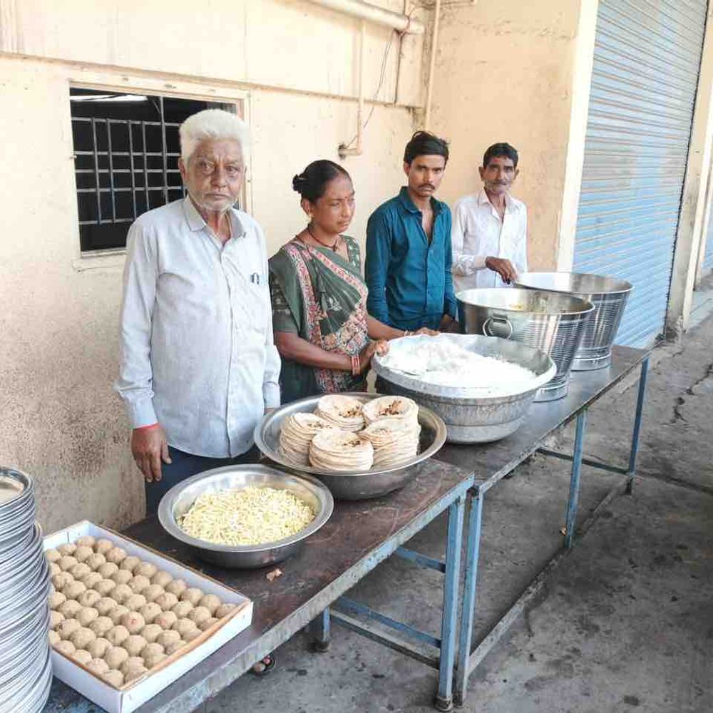 મોરબી જલારામ ધામમાં સ્વ. માલાબેન કક્કડને મહાપ્રસાદ દ્વારા શ્રદ્ધાંજલિ:લોહાણા સમાજના મહિલા અગ્રણીના નિધન બાદ પરિવારજનોએ 13 દિવસ સદાવ્રતનું આયોજન કર્યું