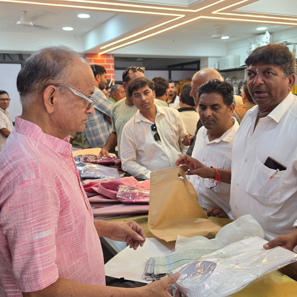 વેરાવળમાં ગાંધી જયંતીએ ભાજપ-આગેવાનોએ ખાદી ખરીદી:રાજ્યસભા સાંસદ માનસિંહ પરમારે 'વોકલ ફોર લોકલ' માટે સ્વદેશી અપનાવવા અપીલ કરી